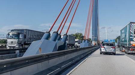 Trotz der Zustandsnote «ungenügend» muss die Norderelbbrücke noch mindestens sechs Jahre halten. (Archivbild) / Foto: Markus Scholz/dpa