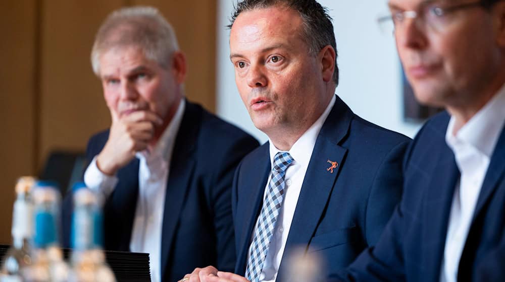 Den Städten in Niedersachsen fehlt immer mehr Geld, warnt der Oberbürgermeister von Hameln, Claudio Griese (Mitte). (Archivbild) / Foto: Michael Matthey/dpa