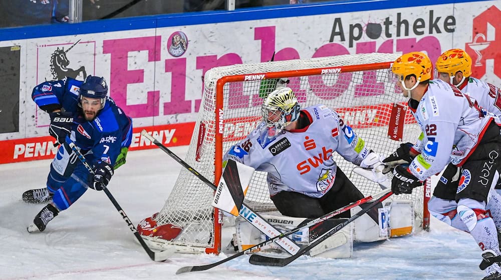 Torhüter Maximilian Franzreb (M) und Co. gelingt in der Königsklasse der Einzug in die nächste Runde. / Foto: Armin Weigel/dpa