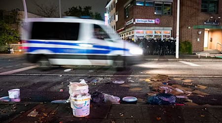 Die Polizei in Niedersachsen erwartet eine ruhige Halloween-Nacht. (Symbolbild) / Foto: Daniel Bockwoldt/dpa/Daniel Bockwoldt