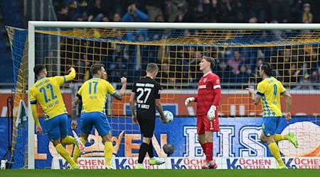 Frühe Braunschweiger Führung: Rayan Philippe (r) erzielt das 1:0. / Foto: Swen Pförtner/dpa