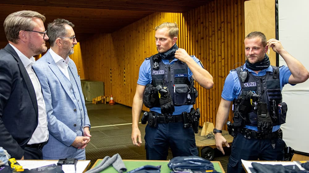 Mit sogenannten Schnittschutzschals sollen saarländische Polizisten künftig besser gegen Messerangriffe geschützt sein. (Archivbild) / Foto: Laszlo Pinter/dpa