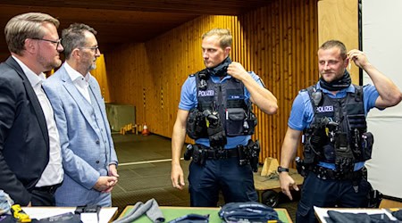 Mit sogenannten Schnittschutzschals sollen saarländische Polizisten künftig besser gegen Messerangriffe geschützt sein. (Archivbild) / Foto: Laszlo Pinter/dpa