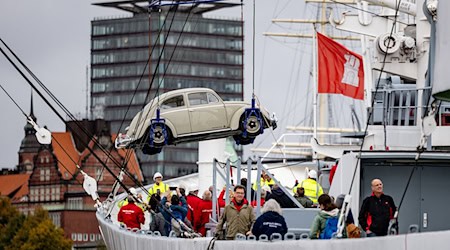 Die Verladung bildet den Auftakt zur neuen Cap San Diego Ausstellung, die auf rund 600 Quadratmetern Technik, Geschichte, Menschen und Ladung in den Fokus rücken wird. / Foto: Axel Heimken/dpa