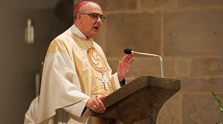 Der Osnabrücker Bischof Dominicus Meier sollte Stellung zu einer Studie beziehen, die sich mit sexualisierter Gewalt in seinem Bistum beschäftigt. Er ist aber erkrankt und wird vertreten. (Archivfoto) / Foto: Friso Gentsch/dpa