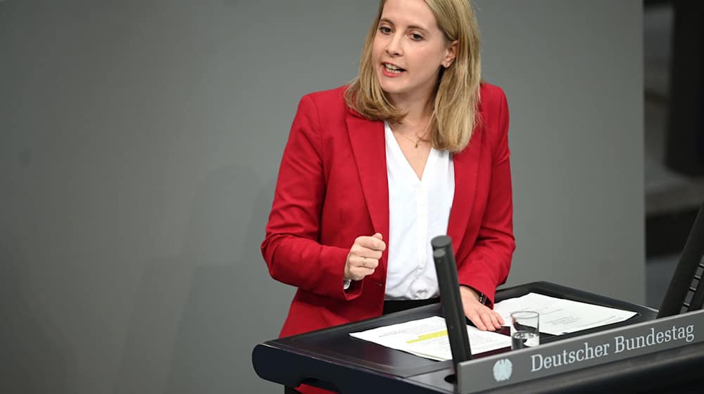 SPD-Fraktionsvize Verena Hubertz warnt vor einem Job-Abbau bei VW (Archivbild). / Foto: Rabea Gruber/dpa