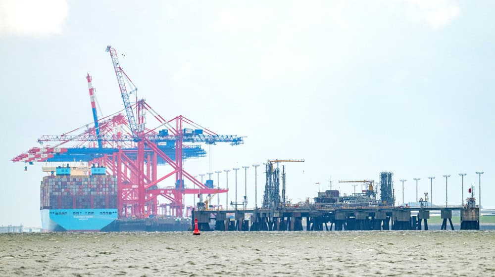 Noch laufen Restarbeiten am Anleger für das zweite schwimmenden LNG-Terminal in Wilhelmshaven. (Archivbild) / Foto: Sina Schuldt/dpa