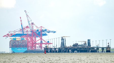 Noch laufen Restarbeiten am Anleger für das zweite schwimmenden LNG-Terminal in Wilhelmshaven. (Archivbild) / Foto: Sina Schuldt/dpa