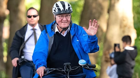 Bundespräsident Frank-Walter Steinmeier war drei Tage lang in Nordhorn - auch eine Radtour über die niederländische Grenze gehörte dazu. / Foto: Sina Schuldt/dpa