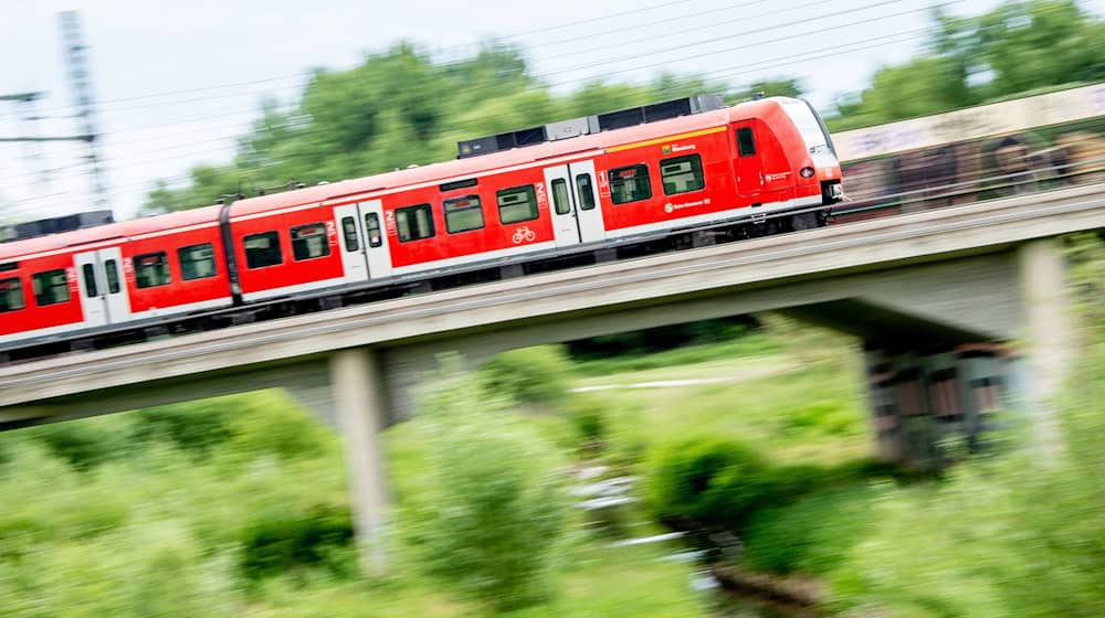 Die S-Bahnlinie 5 fährt nach einem Oberleitungsschaden wieder alle Haltestellen zwischen Hameln und Paderborn an. (Archivbild) / Foto: Hauke-Christian Dittrich/dpa