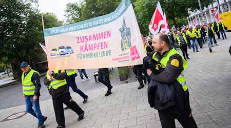 Beschäftigte der Geld- und Werttransportbranche trafen sich zur Streikkundegebung in Hannover. / Foto: Julian Stratenschulte/dpa