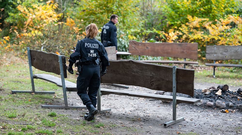 Ein 19-Jähriger ist nach einer Party auf einem Campingplatz an der Ilmenau verschwunden. Die Polizei sucht nach dem Studenten.  / Foto: Philipp Schulze/dpa