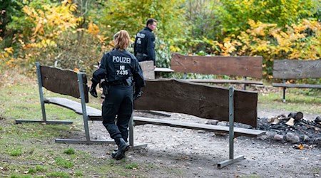 Ein 19-Jähriger ist nach einer Party auf einem Campingplatz an der Ilmenau verschwunden. Die Polizei sucht nach dem Studenten.  / Foto: Philipp Schulze/dpa