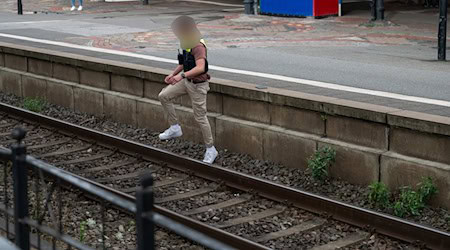 Ein Polizist simuliert die Flucht des mutmaßlichen Täters. (Archivbild) / Foto: Philipp Schulze/dpa