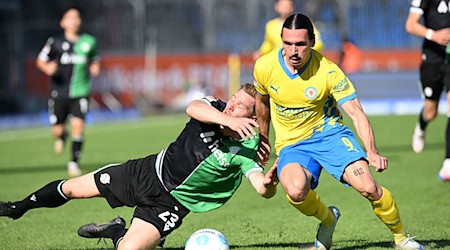 Zweikampf im Derby: Braunschweigs Rayan Philippe (r) und Hannovers Marcel Halstenberg. / Foto: Carmen Jaspersen/dpa