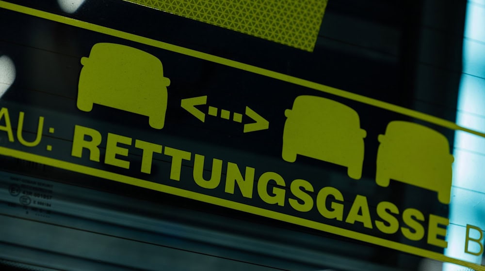 Wer keine Rettungsgasse bildet, dem drohen empfindliche Bußgelder. (Illustration) / Foto: Rolf Vennenbernd/dpa