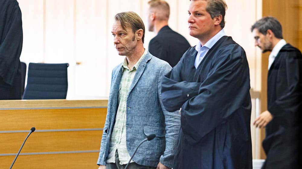 Verteidiger Friedrich Fülscher (r.) hat einen Freispruch für seinen Mandanten Christian B. gefordert. (Archivbild) / Foto: Michael Matthey/dpa Pool/dpa