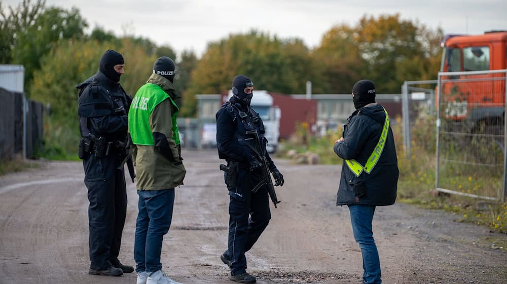 Wegen des Verdachts des Kokainschmuggels rücken Spezialeinsatzkräfte nach Neu Wulmstorf aus. / Foto: René Schröder/NEWS5/dpa