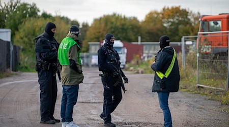 Wegen des Verdachts des Kokainschmuggels rücken Spezialeinsatzkräfte nach Neu Wulmstorf aus. / Foto: René Schröder/NEWS5/dpa