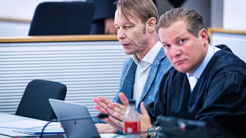 Verteidiger Friedrich Fülscher (rechts) forderte einen Freispruch für seinen Mandanten. (Archivbild) / Foto: Moritz Frankenberg/dpa-Pool/dpa