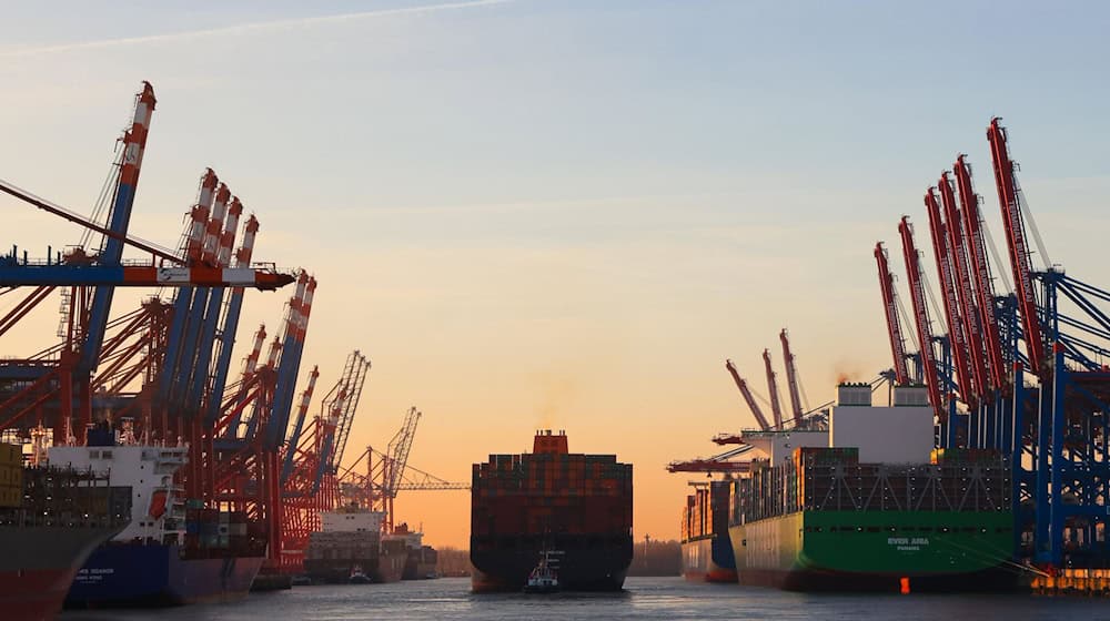 Ein Containerschiff verlässt den Hamburger Hafen.  / Foto: Christian Charisius/dpa