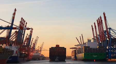 Ein Containerschiff verlässt den Hamburger Hafen.  / Foto: Christian Charisius/dpa