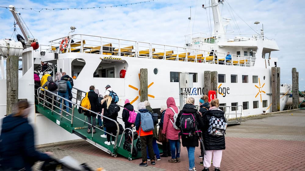 Reger Betrieb am Hafen von Harlesiel. Der Start der Herbstferien in Niedersachsen und Bremen fällt in diesem Jahr mit dem Tag der Deutschen Einheit zusammen. / Foto: Sina Schuldt/dpa