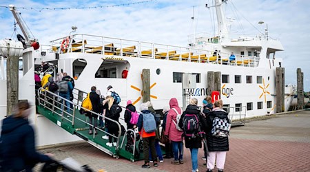 Reger Betrieb am Hafen von Harlesiel. Der Start der Herbstferien in Niedersachsen und Bremen fällt in diesem Jahr mit dem Tag der Deutschen Einheit zusammen. / Foto: Sina Schuldt/dpa