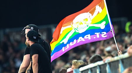 Die Regenbogenfahne gehört fest zum Hamburger  / Foto: Christian Charisius/dpa