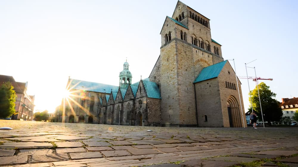 Ein Schild soll am Hildesheimer Dom künftig über die Vorwürfe gegen den verstorbenen Bischof Janssen informieren. (Archivbild) / Foto: Julian Stratenschulte/dpa