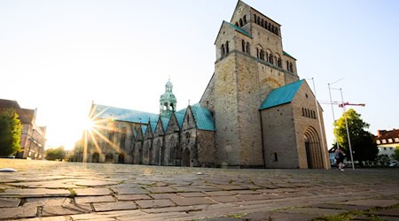 Ein Schild soll am Hildesheimer Dom künftig über die Vorwürfe gegen den verstorbenen Bischof Janssen informieren. (Archivbild) / Foto: Julian Stratenschulte/dpa