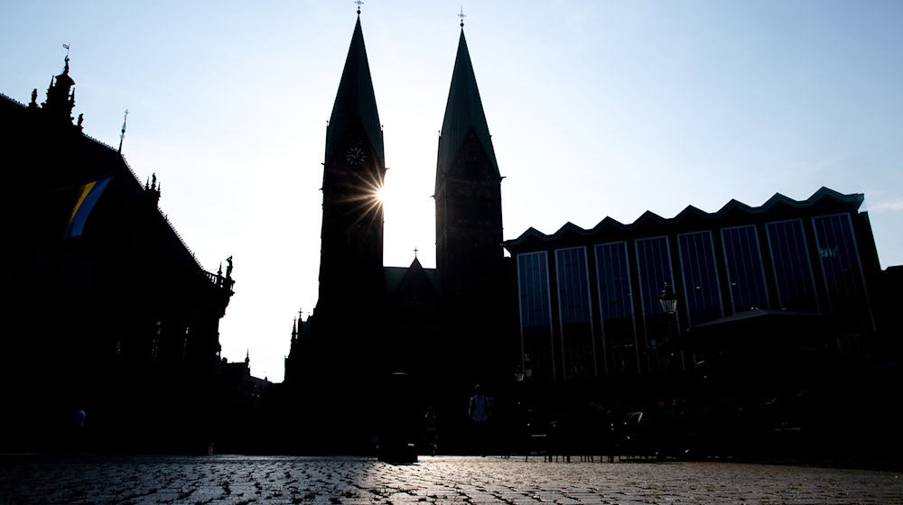 Die Bremische Evangelische Kirche beschäftigt ein Vorwurf der sexualisierten Gewalt durch einen verstorbenen Ehrenamtlichen. (Symbolfoto) / Foto: Hauke-Christian Dittrich/dpa