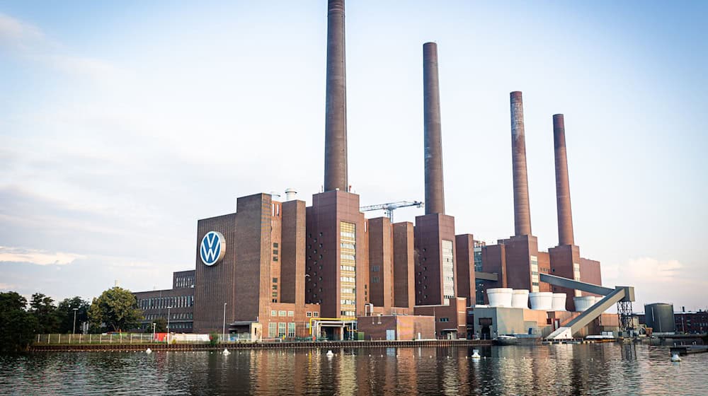 Bei VW stehen Werksschließungen und Entlassungen zur Debatte. (Archivbild) / Foto: Moritz Frankenberg/dpa