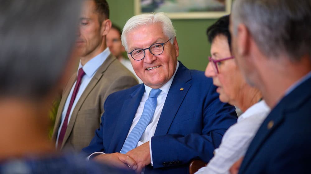 Bundespräsident Frank-Walter Steinmeier will bei seiner «Ortszeit» mit den Menschen ins Gespräch kommen, wie hier in Stendal (Sachsen-Anhalt). (Archivbild) / Foto: Klaus-Dietmar Gabbert/dpa