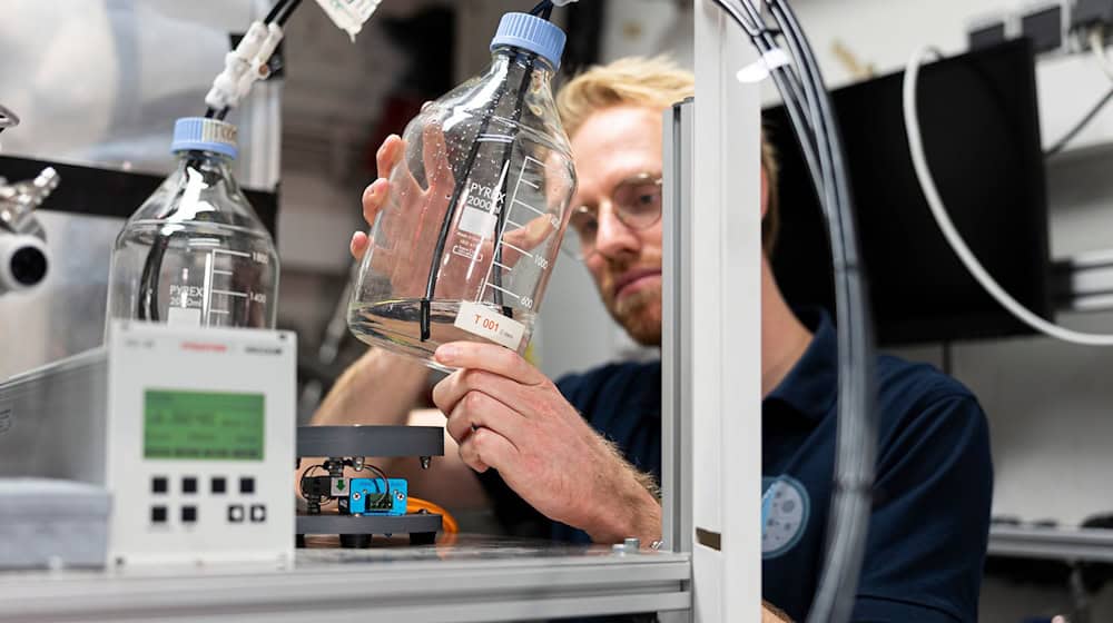 Hört sich abgedreht an: In Kellerräumen der Uni Braunschweig simulieren Wissenschaftler, wie aus Mondstaub Wasser gewonnen werden kann. / Foto: Michael Matthey/dpa