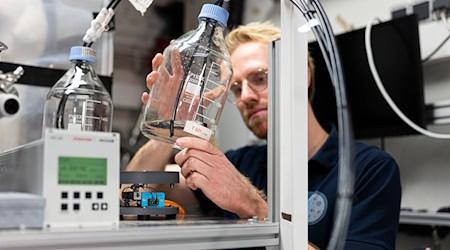 Hört sich abgedreht an: In Kellerräumen der Uni Braunschweig simulieren Wissenschaftler, wie aus Mondstaub Wasser gewonnen werden kann. / Foto: Michael Matthey/dpa