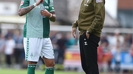 Werder-Trainer Ole Werner freut sich für seinen Kapitän Marco Friedl über dessen Nominierung für Österreichs Nationalmannschaft.  / Foto: Carmen Jaspersen/dpa