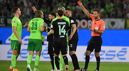 Der Wolfsburger Patrick Wimmer (Rückennummer 39) sah gegen Werder Bremen die Rote Karte. / Foto: Swen Pförtner/dpa