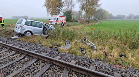  Trümmerteile des Zugs und Autos liegen neben den Gleisen. / Foto: S. Eriksen/Freiwillige Feuerwehr Gemeinde Schiffdorf/dpa