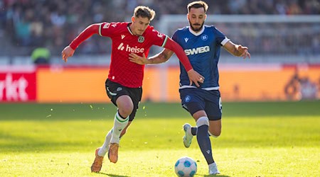 Hannover 96 gewinnt knapp gegen den Karlsruher SC und steht auf Platz eins. / Foto: David Inderlied/dpa