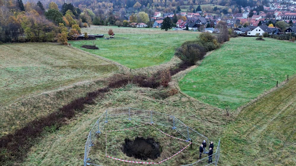 Das Erdloch ist acht Meter tief und hat einen Durchmesser von fünf Metern.  / Foto: Eike Bruns/Landesamt für Bergbau, Energie und Geologie/dpa