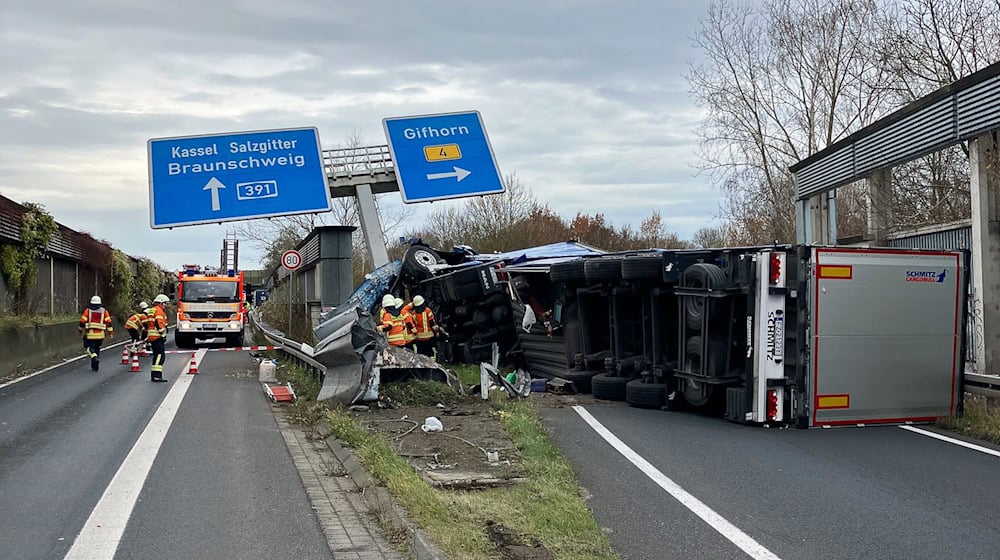 Auch am Tag nach dem Lkw-Unfall blieb die Autobahnabfahrt im Kreuz Braunschweig-Nord lange gesperrt. / Foto: -/Feuerwehr Braunschweig/dpa