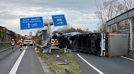 Auch am Tag nach dem Lkw-Unfall blieb die Autobahnabfahrt im Kreuz Braunschweig-Nord lange gesperrt. / Foto: -/Feuerwehr Braunschweig/dpa