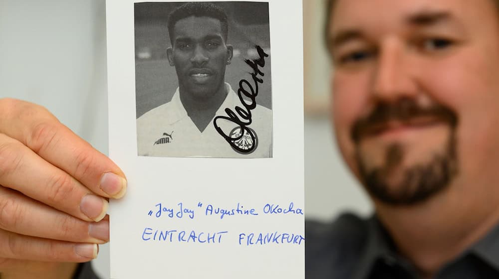 Sterben Autogramme aus? Das befürchtet der Göttinger Sammler Christian Bach. / Foto: Swen Pförtner/dpa