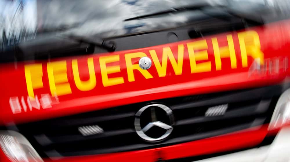 Feuerwehr und Rettungsdienst rückten mit rund 100 Kräften zu dem Einsatz aus. (Symbolbild) / Foto: Hauke-Christian Dittrich/dpa