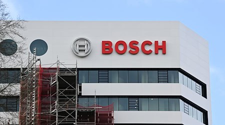 Der Autozulieferer Bosch streicht Tausende Stellen (Archivbild). / Foto: Bernd Weißbrod/dpa