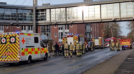 Zahlreiche Feuerwehr- und Rettungskräfte sind bei dem Brand in einem Altenheim im Einsatz. / Foto: Nord-West-Media TV/dpa