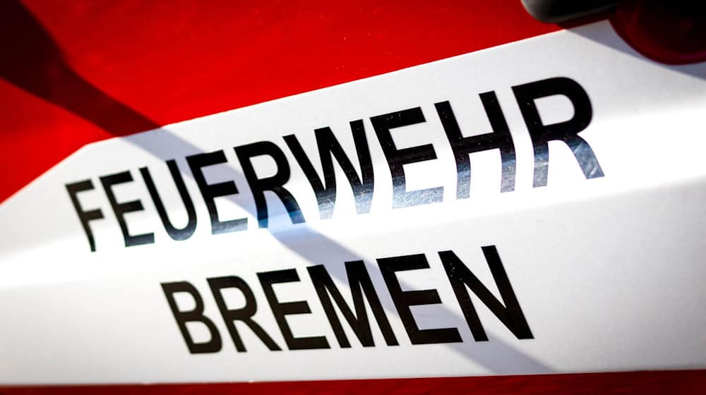 Nach einem Brandanschlag auf eine Firma in Bremen waren Feuerwehr und Polizei im Einsatz. (Symbolbild) / Foto: Sina Schuldt/dpa