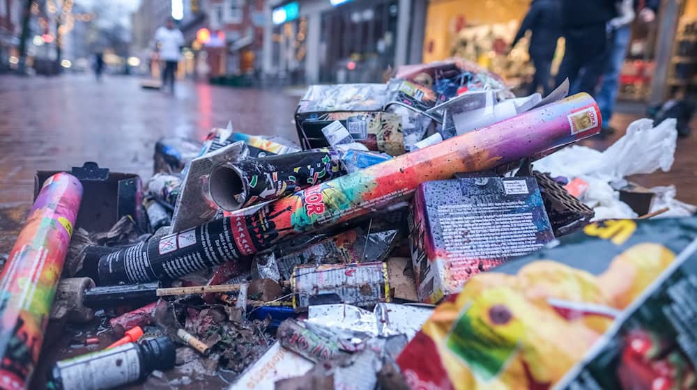 Bislang können Kommunen privates Silvesterfeuerwerk nur eingeschränkt regulieren. Bremen will erreichen, dass sich das ändert. (Symbolbild) / Foto: Clemens Heidrich/dpa