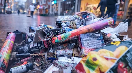 Bislang können Kommunen privates Silvesterfeuerwerk nur eingeschränkt regulieren. Bremen will erreichen, dass sich das ändert. (Symbolbild) / Foto: Clemens Heidrich/dpa